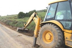 Los concejales de Servicios Operativos y Áreas Rurales, José Manuel Muñoz y Cristóbal González, y el asesor en materia de Servicios Operativos, Daniel Gómez Teruel, han reclamado hoy a los vecinos del municipio colaboración para acabar con los vertidos de escombros en los lugares no habilitados para este fin. 