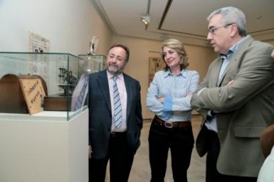 La alcaldesa de Benalmádena, Paloma García Gálvez, y su homólogo en el municipio vecino de Alhaurín de la Torre, Joaquín Villanova, visitaron ayer en el Centro de Exposiciones la muestra ‘De la Escuela al Colegio’, una amplia y curiosa colección de piezas y objetos en excelente estado de conservación que sirven de recorrido histórico por los sistemas de educación pública entre 1900 y 1970.