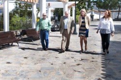 La alcaldesa, Paloma García Gálvez, y la concejala de Vías y Obras, Concha Cifrián, han visitado hoy la zona norte de los Jardines del Muro de Benalmádena Pueblo, un enclave que ha experimentado una rehabilitación integral y que se ha puesto en valor tras al proyecto de remodelación y mejora llevado a cabo por parte de la Delegación de Vías y Obras y que presenta su mejor imagen de cara a la llegada de la Semana Santa.