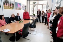 La alcaldesa de Benalmádena, Paloma García Gálvez, ha visitado hoy las nuevas dependencias que el Ayuntamiento ha cedido para su uso a tres colectivos sociales de gran relevancia en el municipio: la Asociación de Benalmádena para la Atención a la Discapacidad (ABAD), la Asociación Solidaria de Integración Social (ASÍS) y la Asociación Española Contra el Cáncer (AECC). Más de 350 metros cuadrados ubicados en pleno centro de Arroyo de la Miel, en el inmueble ubicado en la avenida del Generalife que antes acogía la Concejalía de Bienestar Social, que se reparten entre los tres colectivos, que ahora disponen de unas instalaciones más accesibles, amplias y adaptadas a las necesidades de sus usuarios. 