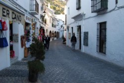 El concejal de Urbanismo en el Ayuntamiento de Mijas, Manuel Navarro, ha anunciado hoy que el Consistorio va a pedir a todos los ayuntamientos de la provincia de Málaga que pongan el nombre de Mijas a uno de sus espacios públicos. Para ello, el responsable municipal ha avanzado que desde el equipo de Gobierno mijeño escribirán cartas a todos los ayuntamientos malagueños para tal fin, y al mismo tiempo, corresponderán a este gesto ofreciendo un azulejo artesanal que ilustre una imagen típica de Mijas para colocarlo en este espacio público.