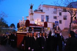 Las calles más céntricas de Benalmádena Pueblo se vistieron ayer de solemnidad y devoción con la salida procesional de la Cofradía de Nuestro Padre Jesús Cautivo y María Santísima de la Esperanza, protagonista de la noche del Martes Santo. Cientos de vecinos y visitantes acompañaron a los sagrados titulares de la hermandad