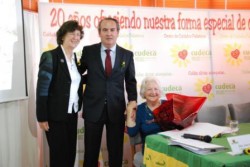 La alcaldesa de Benalmádena, Paloma García Gálvez, ha agradecido a la fundadora de Cudeca, Joan Hunt, su gran trabajo durante más de dos décadas al frente de la emblemática fundación, con sede en el municipio, y ha destacado su legado en favor de la sociedad benalmadense y de toda la provincia. La regidora ha asistido hoy al acto de presentación de la Memoria Anual 2013 de Cudeca, en el que, además de detallarse los resultados médicos y económicos obtenidos durante el pasado año, Hunt ha anunciado su renuncia a la presidencia de la fundación.