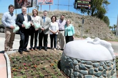 La alcaldesa de Benalmádena, Paloma García Gálvez, ha asistido hoy a la presentación de la escultura ‘La Maternidad’, instalada por la Asociación Española Contra el Cáncer (AECC) en el Centro de Salud Torrequebrada. Una obra del escultor malagueño Santiago Fernández Aragüez, que representa la lactancia con la imagen de un bebé amamantándose. 