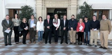 La alcaldesa de Benalmádena, Paloma García Gálvez, ha presidido hoy la firma de un convenio de colaboración entre el Patronato Deportivo Municipal, la Delegación de Movilidad y Transporte de Benalmádena y la Asociación Provincial de Autoescuelas de Málaga (APAE), centrado en la cesión a las autoescuelas del municipio del uso de la pista ubicada junto a las instalaciones de Emabesa, con el fin de que puedan realizar las prácticas de ciclomotores y motocicletas con sus alumnos. 