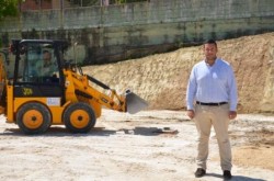 El concejal de Limpieza del Ayuntamiento de Fuengirola, Pedro Vega, ha visitado hoy las obras de creación de una nueva nave destinada a los trabajadores de este servicio que se está construyendo en la calle Feria de Jerez, en las inmediaciones del recinto ferial. Esta actuación no supondrá ningún coste para las arcas municipales.