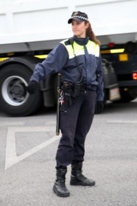 La Policía Local de Benalmádena salvaron de fallecer ahogado a un joven menor de edad que practicaba surf y al que el fuerte oleaje estrelló contra el espigón, quedando atrapado entre las rocas. Los agentes tuvieron que izar en salvavidas al herido, de 15 años, que se encontraba en estado de shock y encontraba grandes dificultades para mantenerse a flote después de que las olas golpearan su cuerpo repetidas veces contra las piedras.