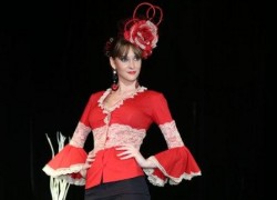 La céntrica calle Blas Infante de Arroyo de la Miel acogerá el próximo sábado, 10 de mayo, la II Pasarela de Moda Flamenca de Benalmádena. Una iniciativa que se celebra por segundo año consecutivo en el municipio, impulsada por la Delegación de Comercio, con la colaboración de Grupo EJ-Eventos y Asazame, y de los establecimientos de moda flamenca, complementos y belleza del municipio