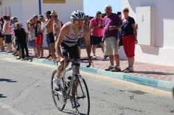  El segundo Triatlón Benalmádena tuvo en Puerto Marina un marco incomparable para su celebración, que estuvo acompañada de un magnífico tiempo lo que llevó a nuestro puerto a una multitud de visitantes que quisieron seguir de cerca cada una de las tres modalidades deportivas de las que se compuso.
