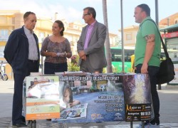 Con motivo del Día Internacional de la Familia, en la mañana de hoy la Asociación Hogar Abierto, ha llevado a cabo una mesa informativa, en la Calle Blas Infante, para hacer una llamada de solidaridad a la población, en la que el primer teniente de alcalde y Concejal de Bienestar Social, Francisco Salido ha estado presente junto a Paqui Montiel, responsable de la iniciativa.