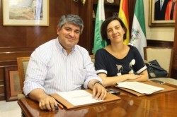 La concejala de Fomento del Empleo en el Ayuntamiento de Mijas, Lourdes Burgos, y el concejal de Promoción Industrial y Comercial, Manuel Navarro, han informado de que la Junta de Andalucía ha asignado a la institución local un total de 1,3 millones de euros -provenientes de una cantidad sobrante de un fondo Europeo para políticas de Empleo- para la contratación de más de un centenar de vecinos desempleados con edades comprendidas de entre 18 y 29 años de edad. 