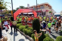 La alcaldesa de Benalmádena, Paloma García Gálvez, asistió el pasado domingo a la IV Carrera Urbana, una prueba que reunió a más de medio millar de corredores y que, al igual que en años anteriores, tuvo un carácter solidario, pues los beneficios obtenidos a través de los dorsales se destinan a la Casa Ronald McDonald’s de Málaga.