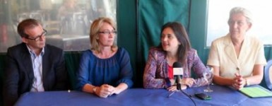 La presidenta del Partido Popular y alcaldesa de Benalmádena, Paloma García Gálvez, y la secretaria general de la formación en Málaga y diputada nacional, Margarita del Cid, han visitado hoy las nuevas dependencias de la Asociación de Familiares de Enfermos de Alzheimer y Otras Demencias (AFAB) en Arroyo de la Miel.