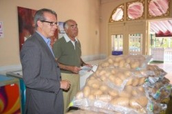 El primer teniente alcalde y concejal de Bienestar Social, Francisco Salido, ha ofrecido una rueda de prensa junto a Bartolomé Florido, Presidente de “yo producto andaluz” en la que ha querido agradecer la donación realizada por Bartomé Florido de 250kg de patatas andaluzas al Comedor Social.