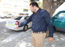 Debido al estado en el que se encontraba el acerado,ya que muchas de la losas estaban sueltas con riesgo de caída para los usuarios que transitan por ella se han realizado diversos trabajos de pintura de barandillas, así como pequeños trabajos de mantenimiento en la zona.
