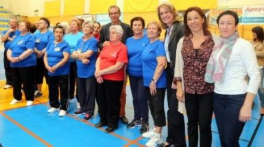 La alcaldesa de Benalmádena, Paloma García Gálvez, ha compartido hoy con los mayores del municipio, así como de otras localidades de la provincia, la celebración de la Jornada de Actividades Deportivas al Aire Libre, una iniciativa organizada por las concejalías de Deportes y Bienestar Social y cuya décimo tercera edición se ha desarrollado hoy en el Polideportivo de Arroyo de la Miel. 