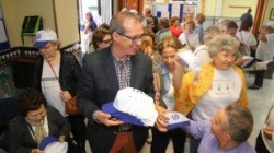 El primer teniente de alcalde y Concejal de Bienestar Social y Tercera Edad, Francisco Salido, ha comenzado la mañana de hoy junto a la Concejala de Seguridad Ciudadana Concepción Tejada, y el presidente del centro de Día Anica Torres, haciendo entrega a los mayores, en dicho centro de una gorra, ya que éstos celebraban hoy su 13ª Jornada de actividades deportivas para mayores al aire libre.