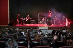 La Casa de la Cultura de Arroyo de la Miel acogió el pasado sábado el espectáculo ‘Rebelde’ de la joven bailaora benalmadense Johana González, que consiguió un importante éxito de participación. El evento, una actuación en la que la artista fusiona diferentes estilos musicales teniendo como base única el flamenco, rozó el lleno absoluto y permitió a la joven artista demostrar su valía y arte