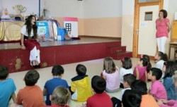 Los alumnos del Colegio ‘Jacaranda’ de Benalmádena Pueblo han participado hoy en la actividad de ‘Los cuentacuentos van a la escuela’, un programa impulsado por la Delegación de Educación con la colaboración de los distintos centros educativos del municipio, que se desarrollará hasta el 16 de mayo y que se dirige a los alumnos de educación infantil y primaria.