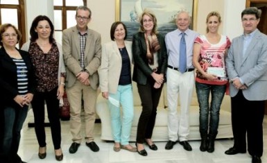 La alcaldesa de Benalmádena, Paloma García Gálvez, ha presidido hoy en el Ayuntamiento la entrega del dinero recaudado por la comunidad británica durante la fiesta de su patrón, San Jorge, a la Asociación de Familiares y Enfermos del Alzhéimer de Benalmádena (AFAB) y la Asociación de Natación Adaptada (ANABE).
