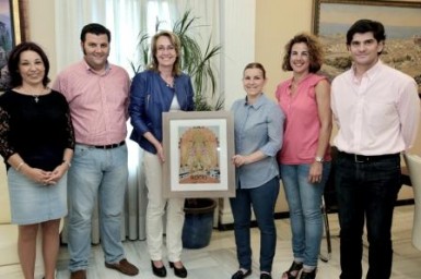 La Hermandad del Rocío de Arroyo de la Miel ha hecho entrega hoy al Ayuntamiento de Benalmádena de un cuadro por el artista local Francisco García y en el que se recoge la imagen del primer cartel del camino de la cofradía. La alcaldesa, Paloma García Gálvez, que ha presidido la entrega realizada por la hermana mayor, Almudena Cañete