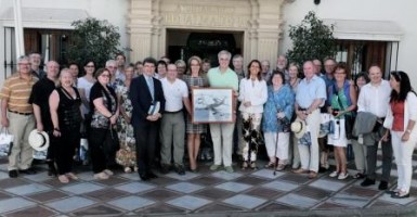 La alcaldesa de Benalmádena, Paloma García Gálvez, ha recibido hoy en el Salón de Plenos del Ayuntamiento a una delegación de altos cargos de la Organización del Tratado del Atlántico Norte (OTAN) que disfrutan de una semana de vacaciones en el municipio. El grupo, integrado por cerca de una treintena de personas, pertenece a la base aérea alemana de Geilenkirchen-Teveren, una de las más importantes de Europa y sede de casi una veintena de los aviones conocidos como AWACS.