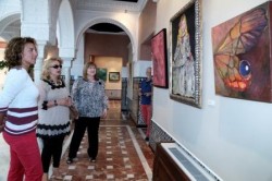 El Castillo El Bil-Bil, en Benalmádena Costa, albergará hasta el próximo 13 de junio la exposición del colectivo ‘Art Nou’, una muestra compuesta por más de una treintena de obras, en su mayoría pinturas, inaugurada en la tarde de ayer en un acto que contó con la asistencia de la concejala de Cultura, Yolanda Peña. En la exposición se dan cita los diferentes estilos y técnicas de los más de 30 artistas que integran este colectivo. 