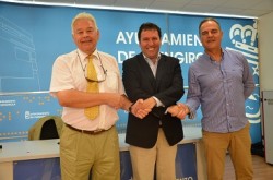 El concejal de Turismo de Fuengirola, Ignacio Souviron, acompañado del edil de Empleo, Ricardo von Wichmann, ha sido el encargado de presentar un convenio de colaboración que se ha alcanzado entre el Ayuntamiento y el complejo turístico Club La Costa. Con dicho acuerdo se persigue  aumentar la empleabilidad de los fuengiroleños.