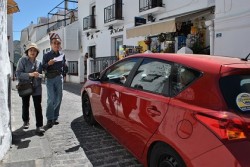 El concejal de Vía Pública en el Ayuntamiento de Mijas, Juan Carlos González, ha anunciado hoy una medida destinada a favorecer el paseo de los muchos turistas y viandantes que habitualmente transitan por las calles del conjunto histórico-artístico de Mijas Pueblo y reforzar su seguridad a lo largo de la época de mayor afluencia de visitantes. 