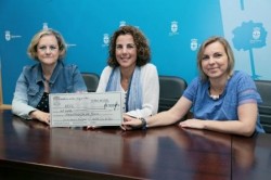 La Hermandad del Rocío de Arroyo de la Miel ha hecho hoy entrega a la Asociación Española Contra el Cáncer (AECC) de un donativo por valor de 1.000 euros, cantidad recaudada en el concierto solidario celebrado el pasado abril por la hermandad y en el que actuó 'Manguara', entre otros grupos locales. La concejala de Cultura, Yolanda Peña, ha presidido la entrega, acompañada por la Hermana Mayor, Almudena Cañete, y por la responsable de la AECC en Benalmádena, Francisca Guerrero, entre otros miembros de ambos colectivos.