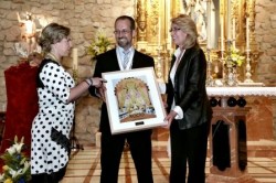 La alcaldesa de Benalmádena, Paloma García Gálvez, asistió el pasado viernes el I Pregón de Pentecostés de la Hermandad del Rocío de Arroyo de la Miel. Un acto pionero en el municipio, que reunió a más de 200 personas en la Parroquia Inmaculada Concepción.