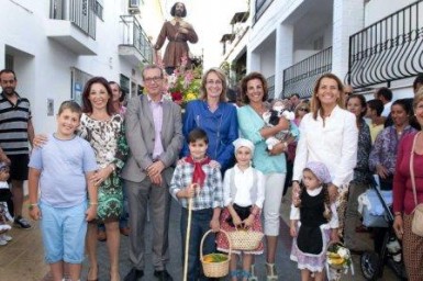  La alcaldesa de Benalmádena, Paloma García Gálvez, asistió ayer a la procesión de San Isidro Labrador, que se celebró en el Pueblo, organizada por la Hermandad Sacramental de Nuestro Padre Jesús Nazareno, del Santo Sepulcro y Resucitado, María Santísima de los Dolores, Lágrimas y de la Cruz, con la colaboración de las concejalías de Cultura y Participación Ciudadana.