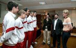 La alcaldesa de Benalmádena, Paloma García Gálvez, ha recibido hoy en el salón de plenos del Ayuntamiento al club local de Taekwondo-Do ITF, que en el Campeonato de Europa celebrado del 7 al 14 de abril en Minsk (Bielorrusia) consiguió posicionarse en la cúspide de este deporte. 