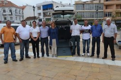  El Ayuntamiento de Fuengirola sigue trabajando en su apuesta por convertir la ciudad en un lugar completamente accesible. Por ello hoy la alcaldesa, Esperanza Oña, ha sido la encargada de presentar los nuevos taxis adaptados que han comenzado a prestar servicio en el municipio.