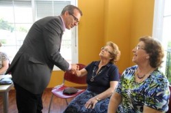 El Centro de Sivestre González acogerá el próximo miércoles, 4 de Julio, el II Recital de Poesía, organizado por la Asociación Amigos de la Poesía con la colaboración de la Delegación de Bienestar Social. El evento dará comienzo a las 19,00 y ofrecerá a todos los usuarios del centro y vecinos en general la posibilidad de disfrutar de una agradable tarde con los mejores versos.