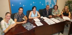 El primer teniente de alcalde, Francisco Salido, la Concejala de Festejos, Concepción Tejada, la Presidenta de la Asociación de Benalmádena para la atención a la discapacidad (ABAD), Ana María García, y los artistas locales, Javier Valverde y Paloma Aznar, han presentado  la 7ª Gala Benéfica de Abad, que tendrá lugar el próximo día 06 de junio a las 19:30 horas en el Auditorio Municipal de Benalmádena.