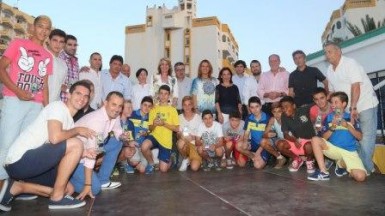 La alcaldesa de Benalmádena, Paloma García Gálvez, presidió el pasado viernes la entrega de reconocimientos a los jugadores más destacados del Atlético Benamiel  Club de Fútbol durante la temporada 2013/2014. El Campo de Fútbol ‘El Tomillar’, en Arroyo de la Miel, fue un año más el escenario del acto de entrega de trofeos para los máximos goleadores, los jugadores más constantes y los más regulares en cada una de las categorías