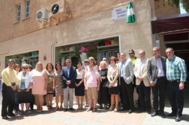 La alcaldesa de Benalmádena, Paloma García Gálvez, ha presidido hoy el homenaje a título póstumo que el Ayuntamiento ha rendido a José Álvarez, el que fue el primer jefe de la Policía Local del municipio, bautizando con su nombre el céntrico paseo de Arroyo de la Miel que une la Avenida de la Constitución y la Plaza de la Mezquita. 