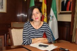 La concejala de Educación en el Ayuntamiento de Mijas, Lourdes Burgos, ha exigido hoy a la Consejería de Educación de la Junta de Andalucía que abone los 174.845,87 euros que debe al Consistorio desde el año 2004, cuando ambas administraciones firmaron un convenio de colaboración para la ejecución de obras de infraestructuras docentes en Mijas