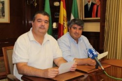 El portavoz del equipo de Gobierno del Ayuntamiento de Mijas, Mario Bravo, y el concejal de Urbanismo en la institución, Manuel Navarro, han anunciado hoy las acciones que va acometer el ejecutivo que dirige Ángel Nozal, en materia de inversiones, durante los próximos meses. La más inminente tiene que ver con la construcción de los colectores necesarios para atajar los problemas de inundación y saneamiento que posee el núcleo urbano de Las Lagunas.