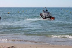 La concejala de Playas en el Ayuntamiento de Mijas, Carmen Márquez, se ha desplazado esta mañana hasta la playa de El Torreón para presentar el nuevo barco 'quitanatas' que va a operar en el litoral mijeño para eliminar la suciedad superficial que flota en el agua.