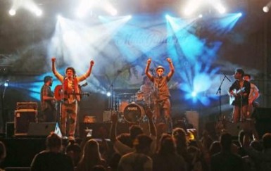 La participación de miles de benalmadenses y visitantes durante la recta final puso el broche de oro a la Feria de San Juan de Arroyo de la Miel 2014, que se ha despedido en la madrugada de hoy y que vivió ayer el tradicional Día del Niño y la entrega de premios de las fiestas. La gran acogida de público se ha dejado notar en las casetas del Real, especialmente en la municipal, y en la Feria de Día, enclaves en los que los vecinos y turistas han disfrutado de la música, el baile, la gastronomía, las atracciones mecánicas y el entretenimiento. 