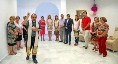 La alcaldesa de Benalmádena, Paloma García Gálvez, inauguró el pasado viernes, 20 de junio, el nuevo centro de la Asociación de Familiares de Enfermos de Alzheimer y Otras Demencias (AFAB). Unas dependencias ubicadas en la céntrica Calle Ciudad de Melilla, en Arroyo de la Miel, que cuentan con unas dimensiones de más de 300 metros cuadrados y que están equipadas con tres salas para la celebración de talleres para diferentes fases de la enfermedad (de memoria, estimulación cognitiva, risoterapia, musicoterapia, danzaterapia, entre otros), una zona para fisioterapia y dos despachos para psicología. Más de un centenar de benalmadenses asistieron al acto para acompañar a una asociación que trabaja desde hace 18 años en el municipio y que ha atendido a más de un millar de pacientes con alzheimer y a sus familiares.