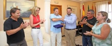 La alcaldesa, Paloma García Gálvez, ha recibido hoy en el Ayuntamiento a Francisco Serrano, cofundador del Club de Hockey de Benalmádena y director técnico de las escuelas, para brindarle reconocimiento por su labor para impulsar esta disciplina deportiva en el municipio y hacer que la localidad y el club se conviertan en referente regional y nacional. La regidora, que ha estado acompañada por el concejal de Deportes, Juan Olea, ha entregado a Serrano una placa como homenaje a su trayectoria y su contribución durante casi tres décadas, en un homenaje en en el que también han estado presentes el presidente del Club de Hockey, Román Pérez, y varios integrantes de la junta directiva.