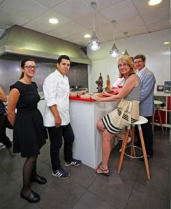 La alcaldesa de Benalmádena, Paloma García Gálvez, ha visitado hoy el restaurante ‘Sollo’, del chef Diego Gallegos, cuya propuesta gastronómica y cultural ha constituido uno de los grandes éxitos del certamen ‘Málaga Food Wine Festival’, donde tuvo lugar la presentación del cortometraje que lleva el mismo nombre del establecimiento. El documental refleja el trabajo de Gallegos con el esturión, base de una cocina que le ha granjeado el reconocimiento de profesionales y comensales. De hecho, el restaurador es conocido en el mundo gastronómico como ‘el chef del caviar’.