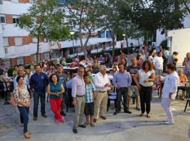 La alcaldesa de Benalmádena, Paloma García Gálvez, acompañó el pasado viernes a los vecinos de la barriada de Carola, en Arroyo de la Miel, durante la tradicional verbena con la que cada año dan la bienvenida a las fiestas en honor a San Juan. La regidora, que estuvo acompañada por el concejal de Bienestar Social, Francisco Salido, y por la edil de Festejos, Concepción Tejada, entre otros miembros del Gobierno municipal, felicitó a todos los asistentes y los invitó a disfrutar de la Feria de Arroyo de la Miel, que se celebrará del 24 al 29 de junio.