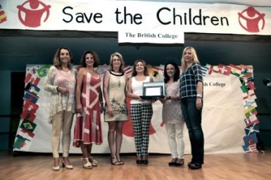 La alcaldesa de Benalmádena, Paloma García Gálvez, ha asistido hoy el acto de nombramiento del colegio British College como Centro Educativo Embajador de Save the Children, una distinción concedida por la Organización No Gubernamental (ONG) dedicada a la defensa activa de los intereses de la infancia por el trabajo continuado desarrollado por el colegio benalmadense a favor de los derechos de los niños y por la larga trayectoria de participación del centro en las actividades solidarias organizadas por Save the Children