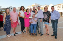 La alcaldesa de Benalmádena, Paloma García Gálvez, asistió el pasado viernes a la festividad del 'Día del Plato', Una jornada lúdica de convivencia y diversión, organizada por los mayores de los centros de día 'Anica Torres', en Arroyo de la Miel, y 'Silvestre González', en el Pueblo, para poner el broche de oro al amplio programa de actividades y talleres que se han impartido durante el curso 2013/2014.