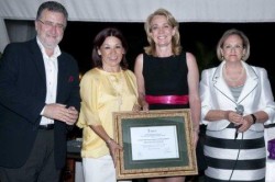 Más de un centenar de benalmadenses acompañaron el pasado sábado a la Asociación Española Contra el Cáncer (AECC) en su tradicional cena de verano, que tuvo como escenario la Terraza Oasis del Hotel Sunset Beach, en Benalmádena Costa. Un evento organizado por el colectivo benéfico, con la colaboración de la Delegación de Participación Ciudadana, que tuvo como principal objetivo recaudar fondos.