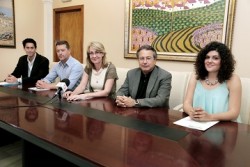 La alcaldesa, Paloma García Gálvez, ha presidido hoy la entrega de dos becas para estudiar con la Escuela de Organización Industrial (EOI) el curso de Executive MBA Online y el Máster de Gestión de Medio Ambiente durante el próximo curso 2014-2015. Las ayudas, concedidas por el Ministerio de Industria, Energía y Turismo, cubren el cubren el 85 por ciento del precio total de estos programas formativos, cuyo coste habitual supera los 12.000 euros, y se enmarcan dentro del Plan de Empleo Joven.
